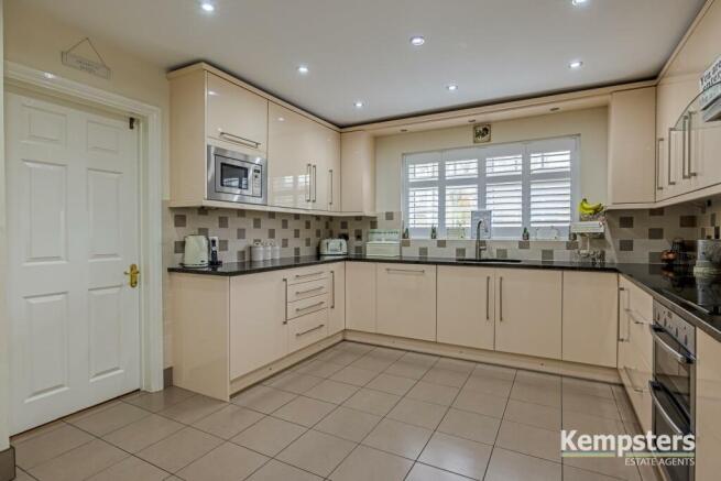 Kitchen 2.jpg