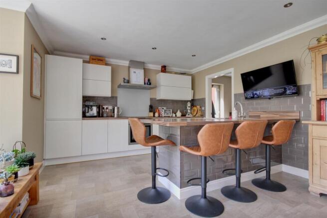 4 bed Detached for sale Image 6