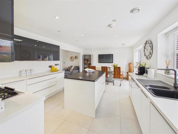5 bed Detached for sale Image 8