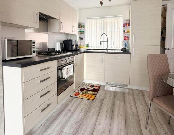 2 bed Flat for sale Image 6