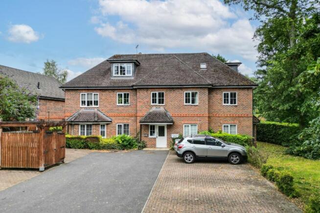 1-bed flat on Godwin Close, Wokingham, Berkshire, £250,000