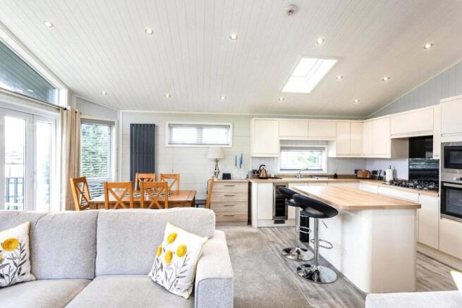 Lounge /Kitchen/ Din