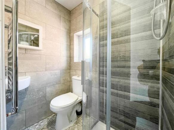 5 bed House to rent Image 4