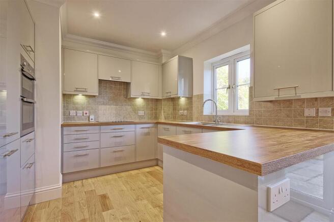 Kitchen 2.jpg
