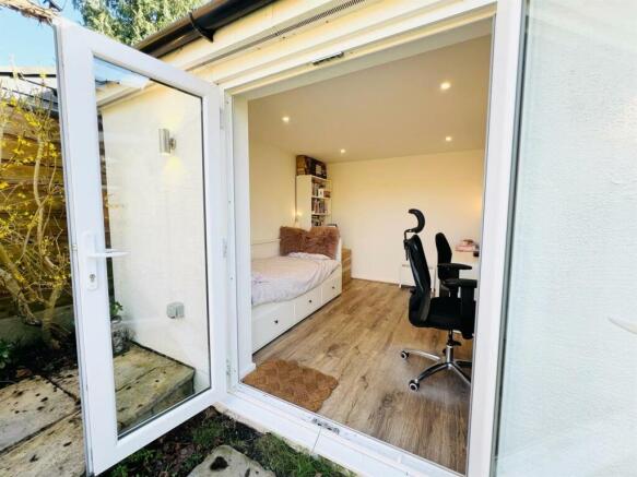 Detached Garage/Snug