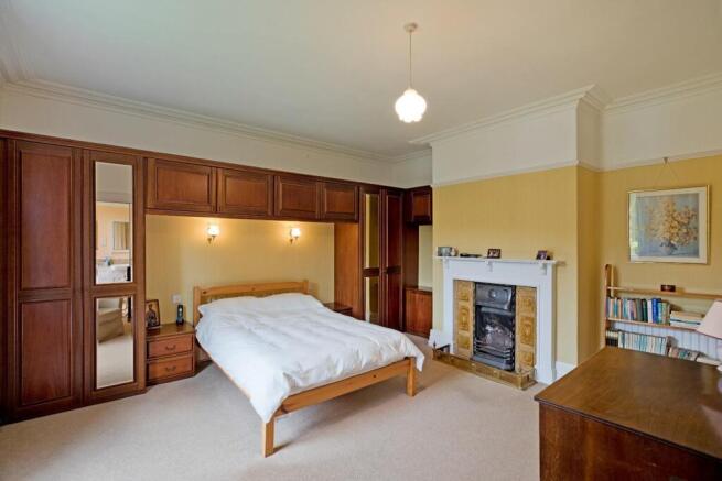 5 bed Detached for sale Image 7