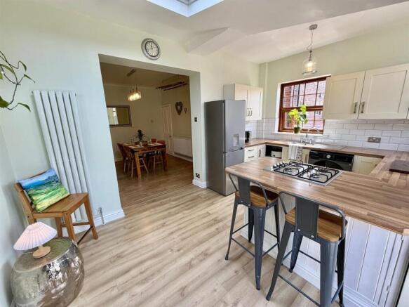 3 bed Semi-Detached for sale Image 8