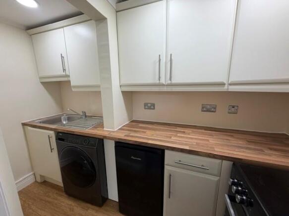 2 bed Terraced to rent Image 6