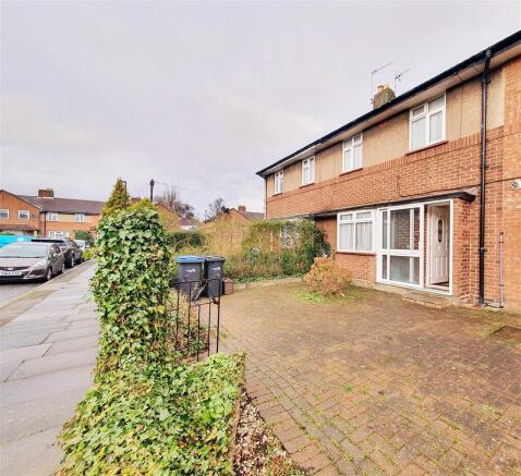 2-bed flat on Briar Close, London, N13, £400,000