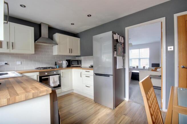 3 bed House for sale Image 4