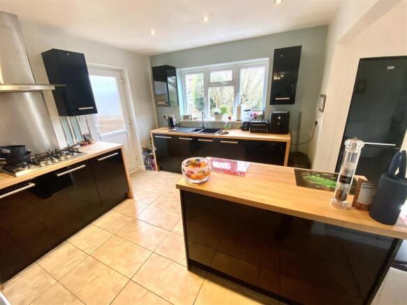 KITCHEN/DINING ROOM