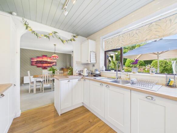 4 bed Semi-Detached for sale Image 10