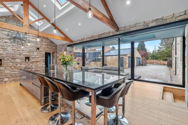 5 bed Detached for sale Image 7