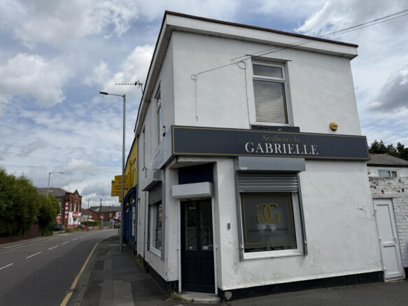 Commercial property to rent Market Street, Droyls