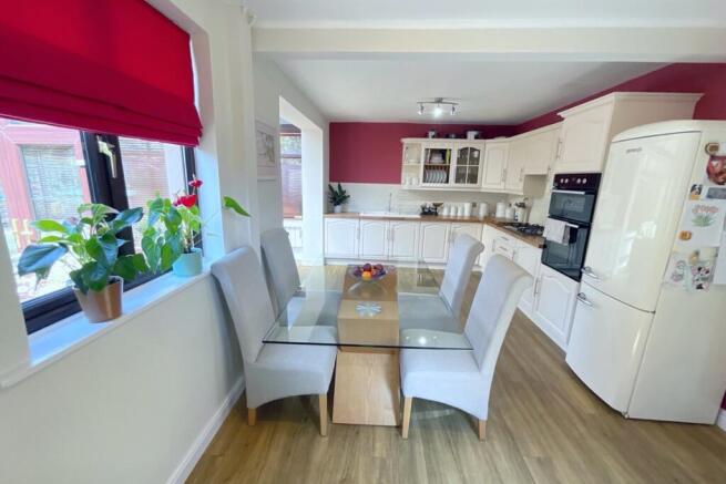 3 bed Semi-Detached for sale Image 4