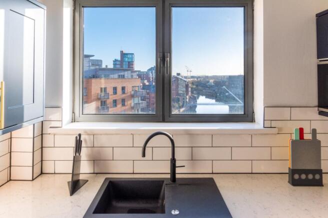 2 bed Penthouse to rent Image 5