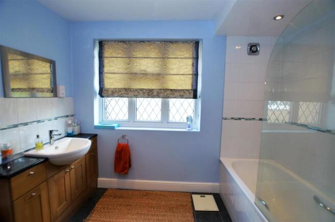 24 Bryanston Avenue bathroom2.JPG