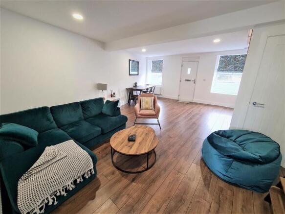 LOUNGE / DINING ROOM