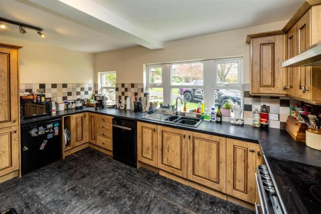 4 bed Detached for sale Image 4