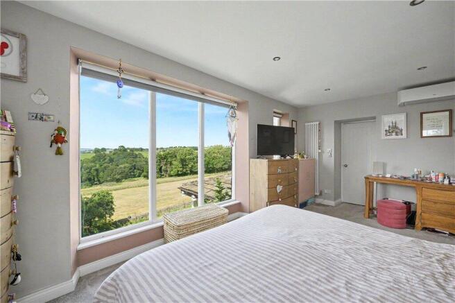 6 bed Detached for sale Image 7
