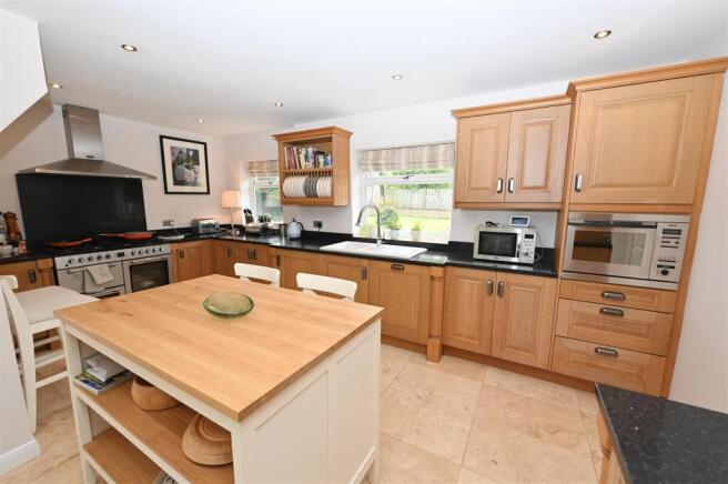 5 bed Detached for sale Image 10