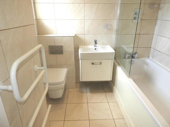 2 bed Apartment to rent Image 6