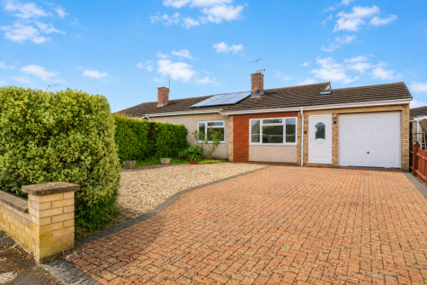 Mizzymead Rise - A spacious bungalow with a charming south-facing garden