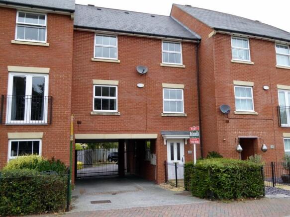 3 bed terraced house to rent Pinewood Place, Dart