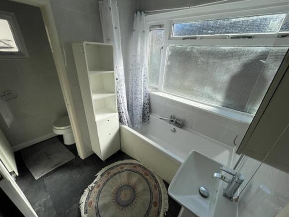 2 bed Terraced to rent Image 6