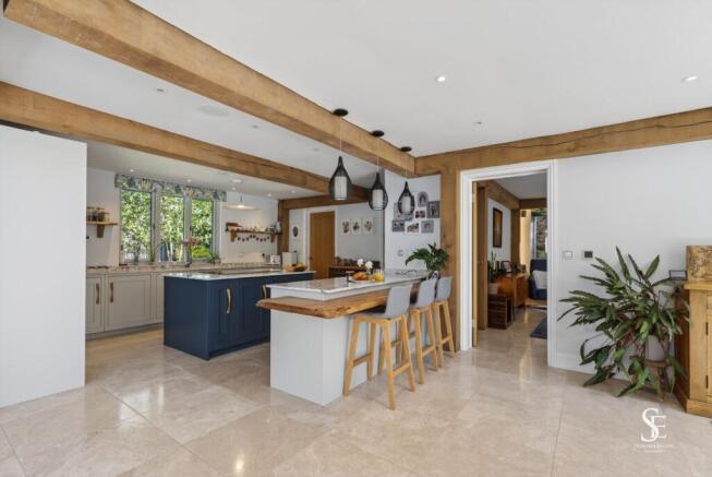 Kitchen & Breakfast Bar