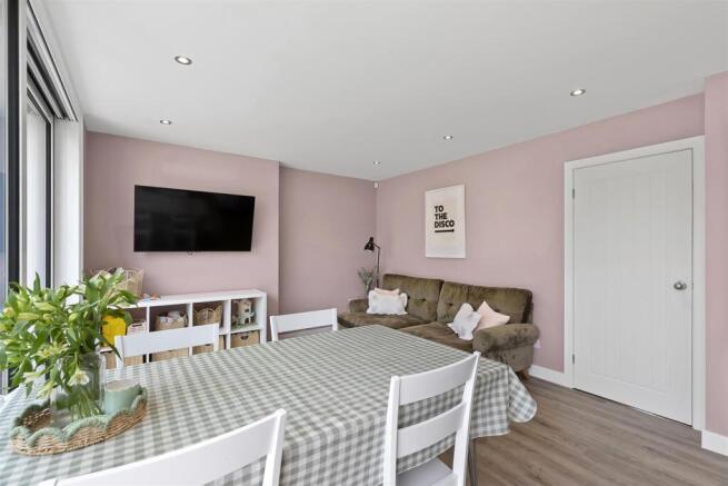 4 bed Semi-Detached for sale Image 11