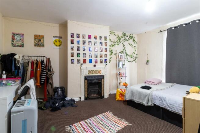4 bed House to rent Image 5