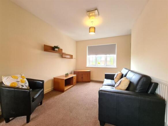 404B Milton Rd Living Room.jpg