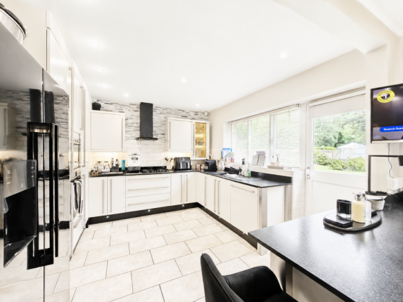 5 bed Detached for sale Image 6
