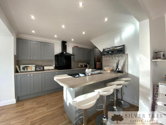 4 bed Detached for sale Image 2