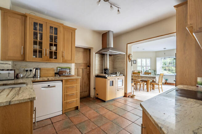 5 bed Detached for sale Image 8