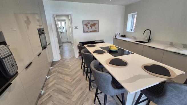 3 bed Semi-Detached for sale Image 6