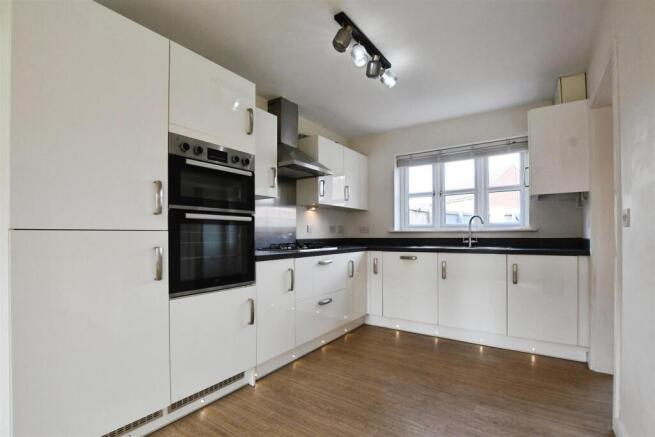 4 bed Detached for sale Image 8