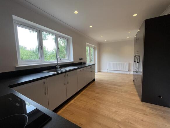 4 bed Detached for sale Image 10