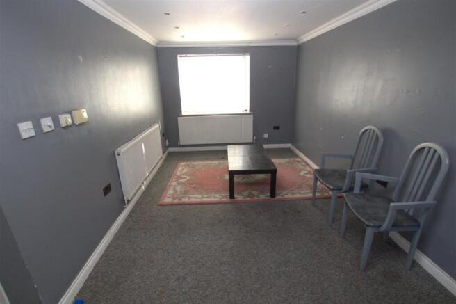 2 bed Apartment to rent Image 4