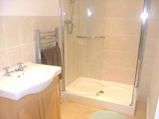 EN-SUITE SHOWER ROOM