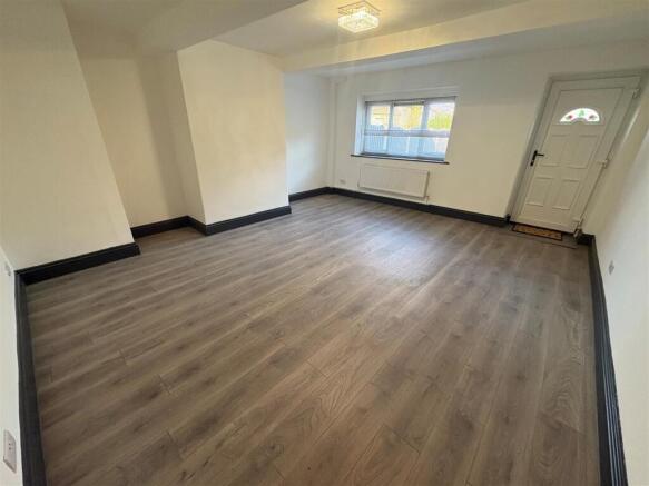 4 bed Semi-Detached to rent Image 6