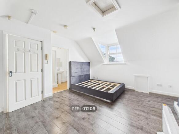 Studio to rent Image 8