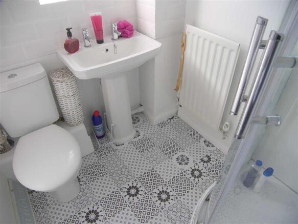 EN SUITE SHOWER ROOM / WC