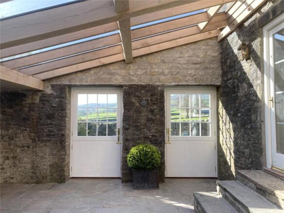 5 bed Detached for sale Image 9