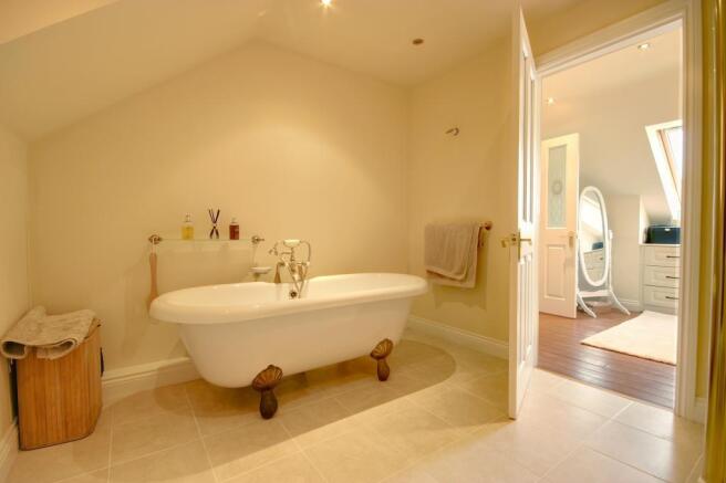 Master En-Suite Bathroom