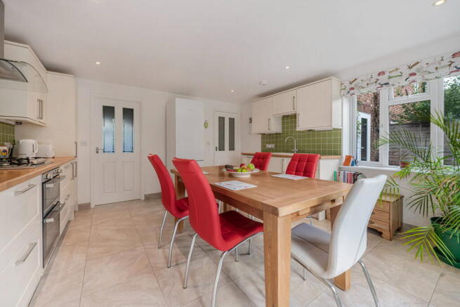 Nightingale Crescent, West Horsley photo 4