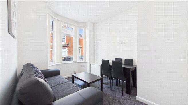 4 bed House to rent Image 5