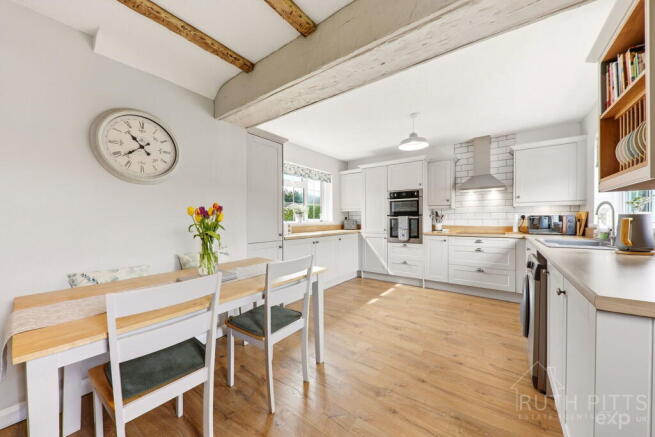 4 bed Semi-Detached for sale Image 8
