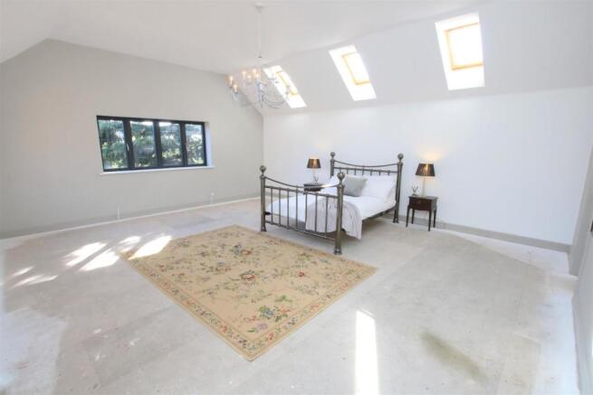 MAIN BEDROOM SUITE